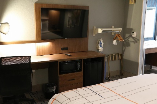 La Quinta Inn & Suites by Wyndham Chicago Gurnee image 2