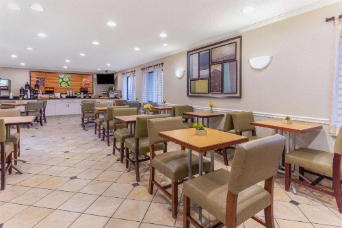 La Quinta Inn & Suites by Wyndham Chicago Gurnee image 25