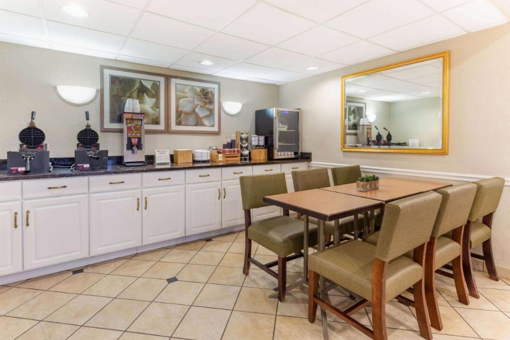La Quinta Inn & Suites by Wyndham Chicago Gurnee Image 26