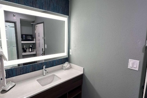 La Quinta Inn & Suites by Wyndham Chicago Gurnee image 29