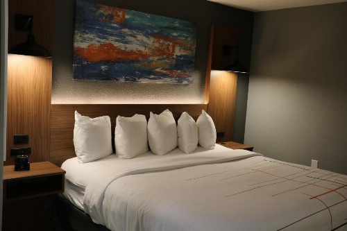 La Quinta Inn & Suites by Wyndham Chicago Gurnee image 3