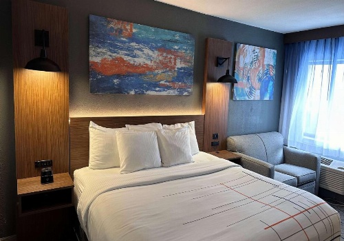 La Quinta Inn & Suites by Wyndham Chicago Gurnee image 35