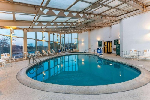 La Quinta Inn & Suites by Wyndham Chicago Gurnee image 37