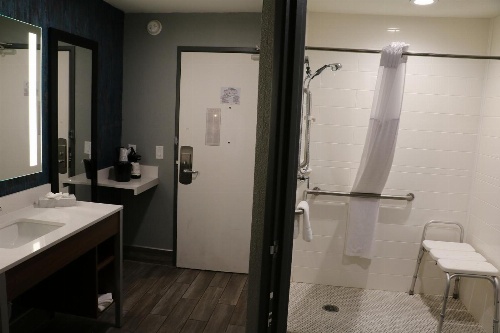 La Quinta Inn & Suites by Wyndham Chicago Gurnee image 4