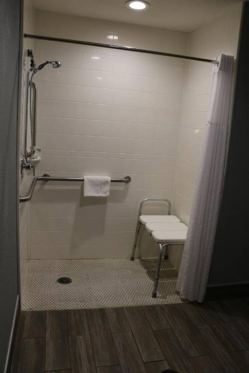 La Quinta Inn & Suites by Wyndham Chicago Gurnee image 5