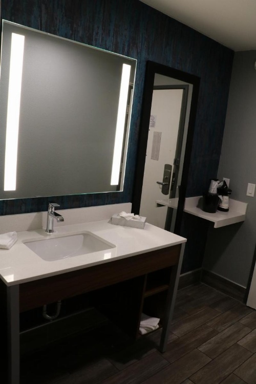 La Quinta Inn & Suites by Wyndham Chicago Gurnee image 6