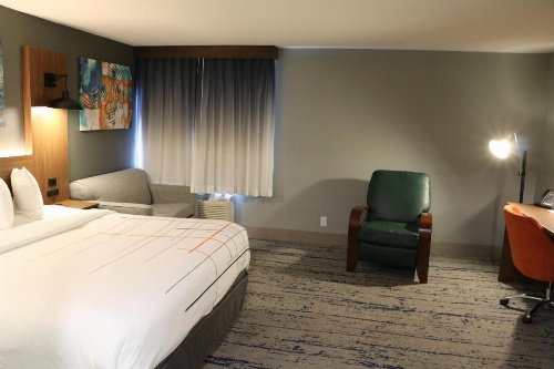 La Quinta Inn & Suites by Wyndham Chicago Gurnee image 9